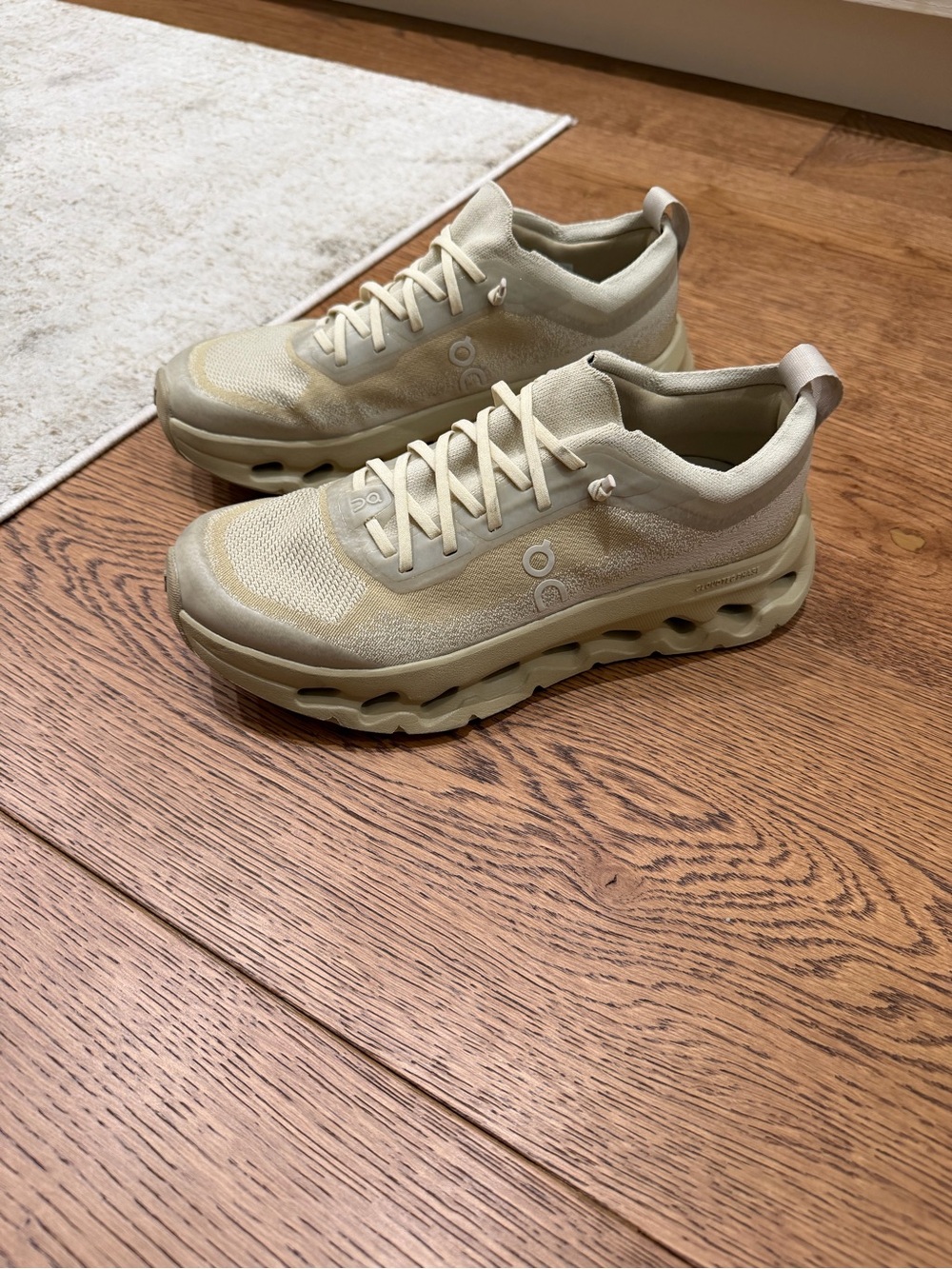 On Cloud Women’s Size 8 - Light Beige/Cream